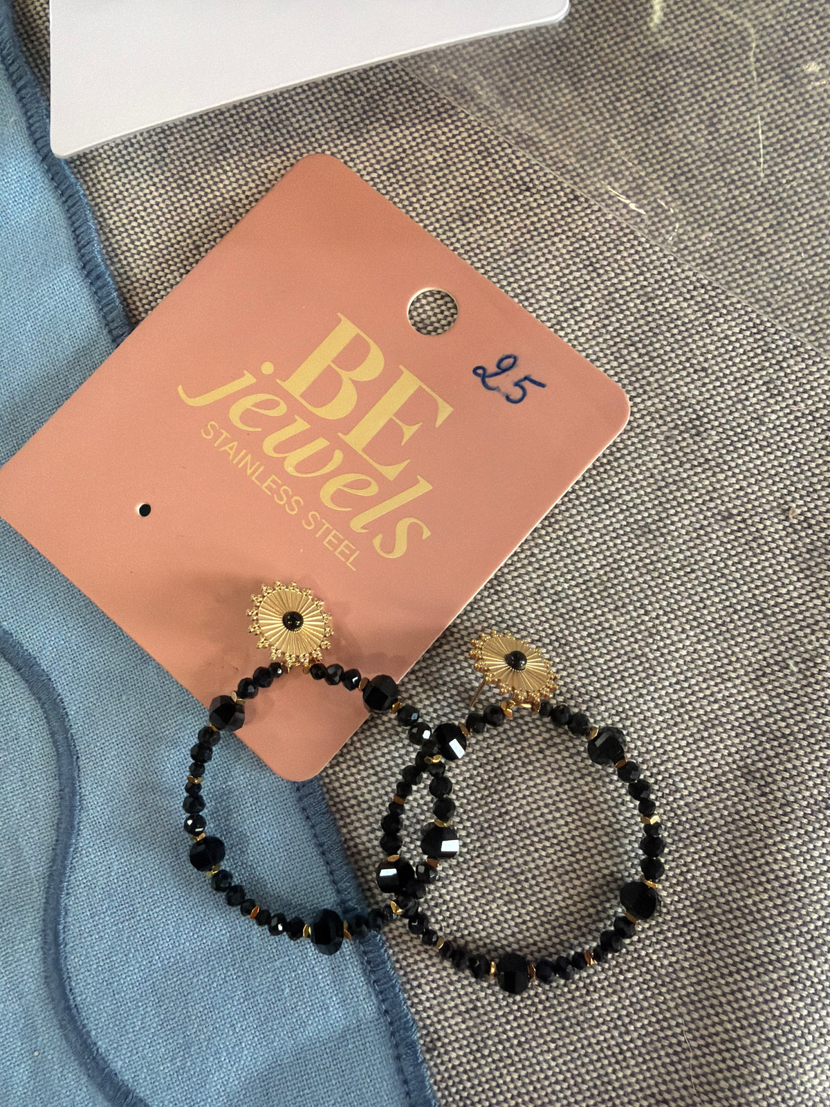 Boucles d’oreilles créoles perles noires et dorées