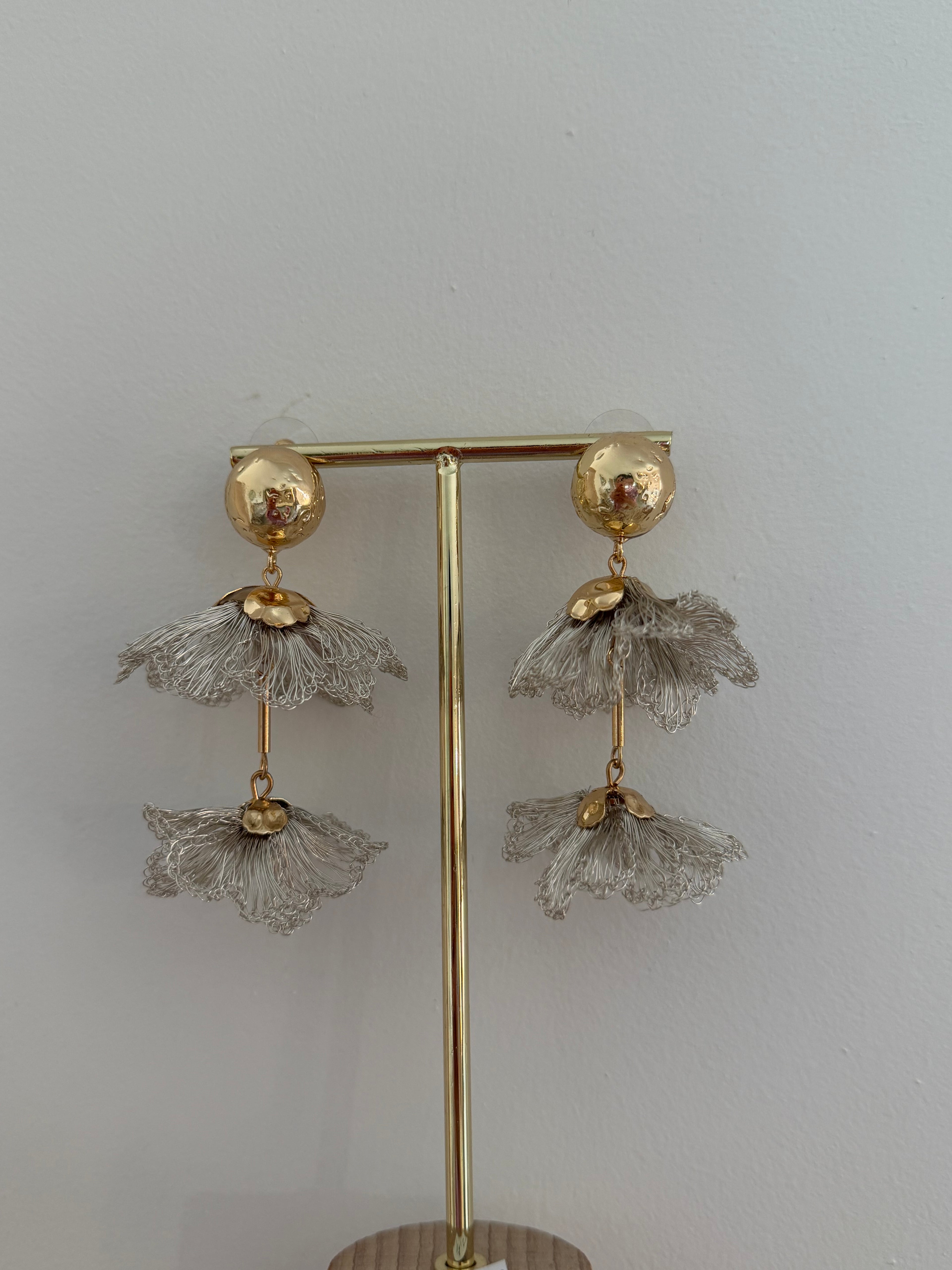 Boucles d’oreilles fleurs  – Beige