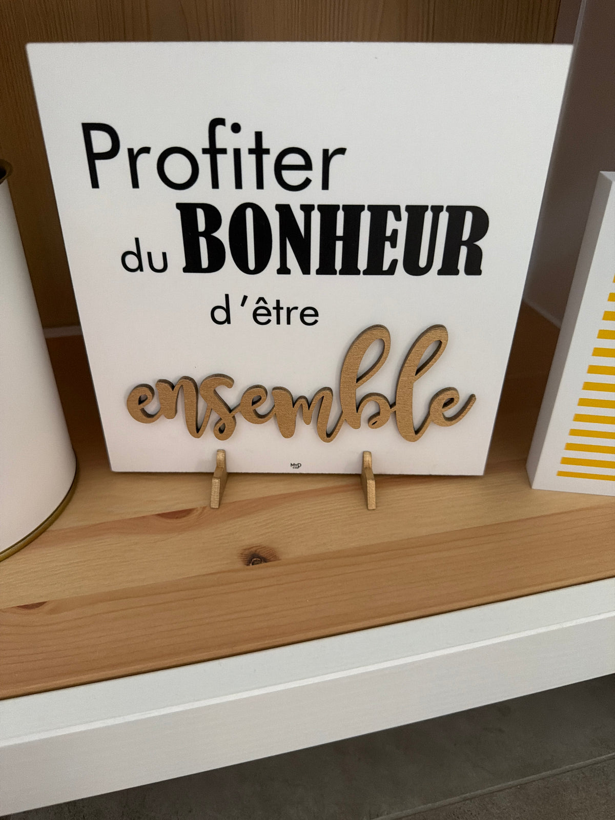 Cadre sur pieds dorés