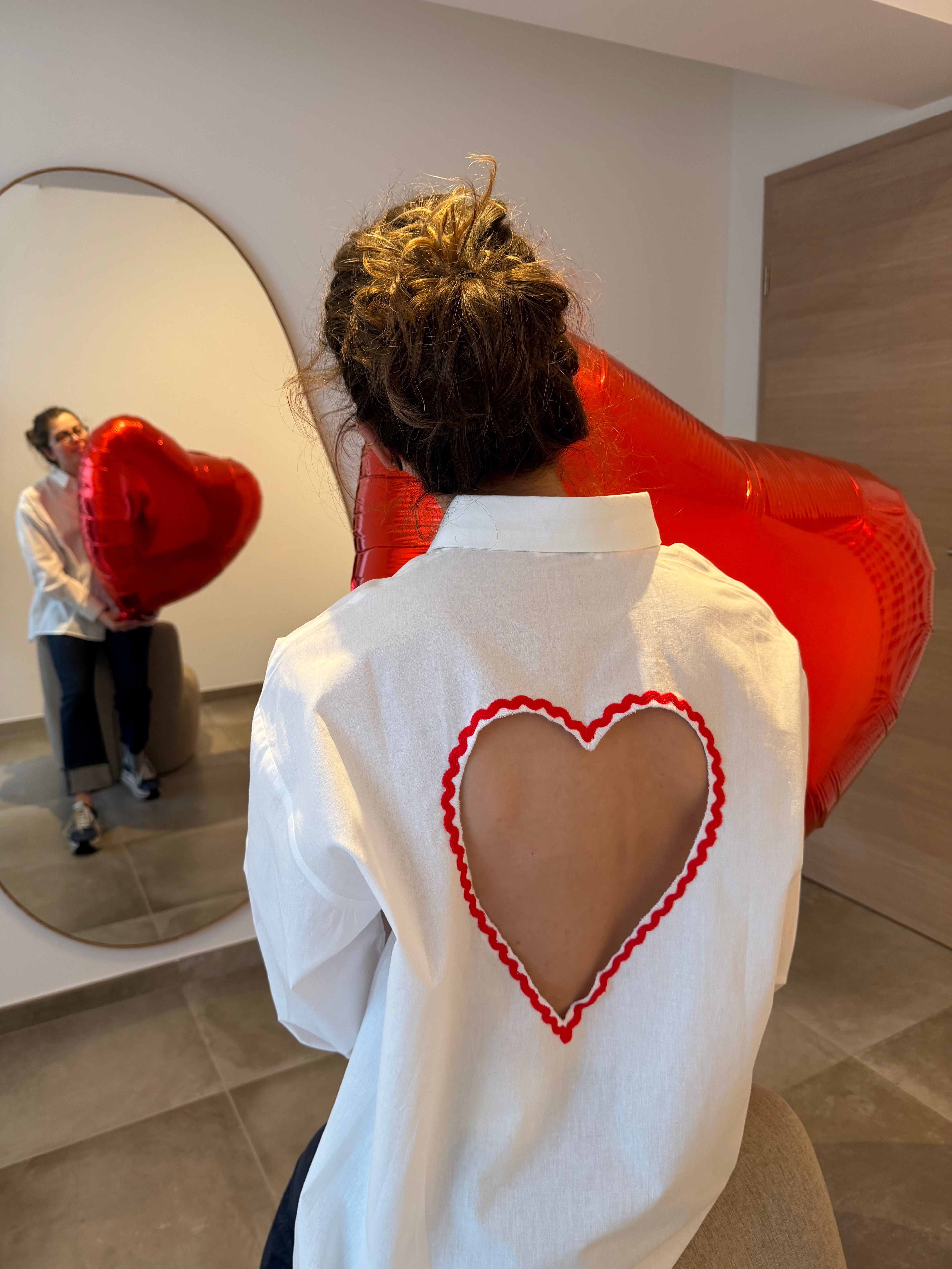 Chemise blanche dos ouvert cœur rouge