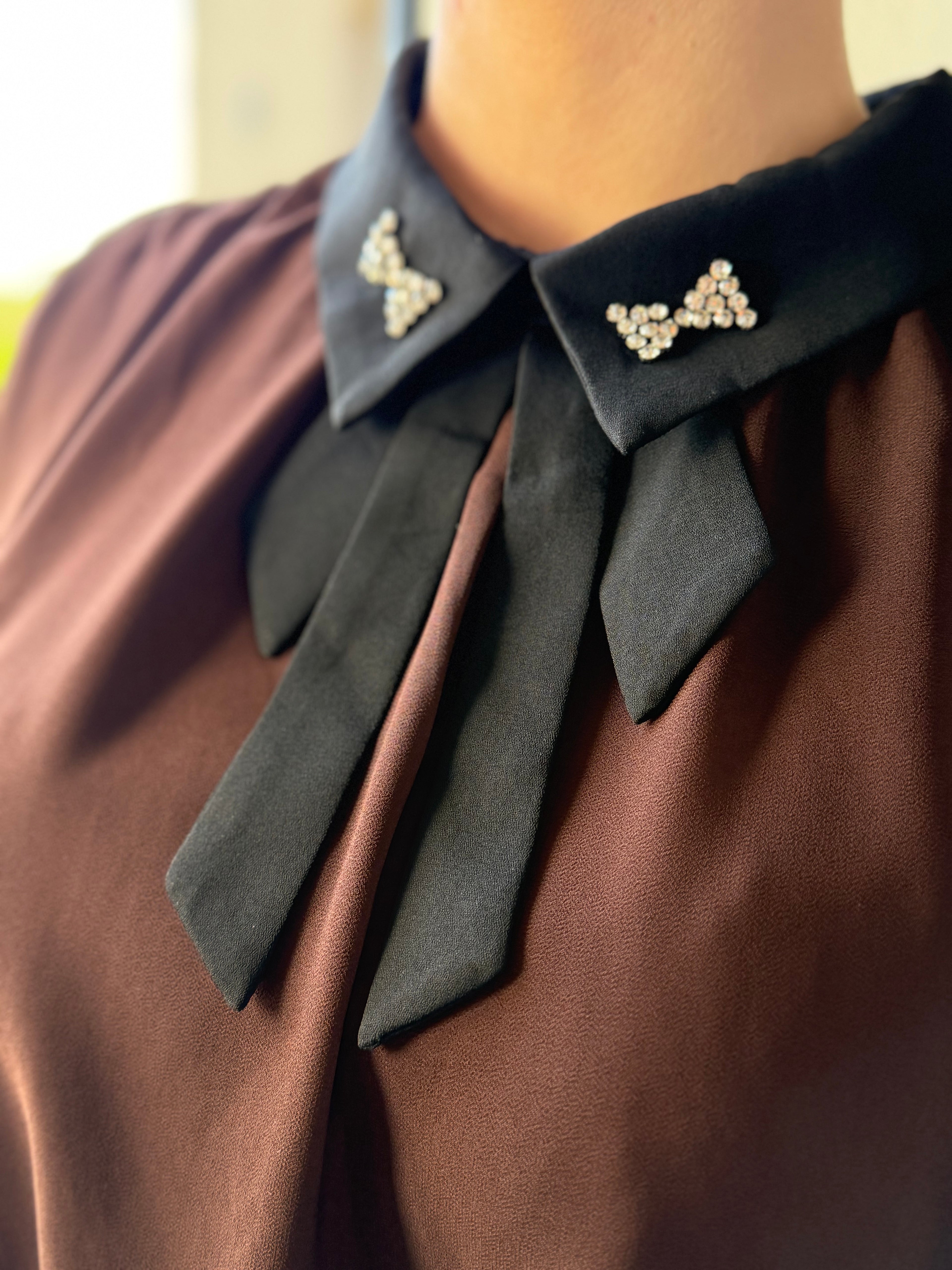 Chemise brune nœud strass (2)