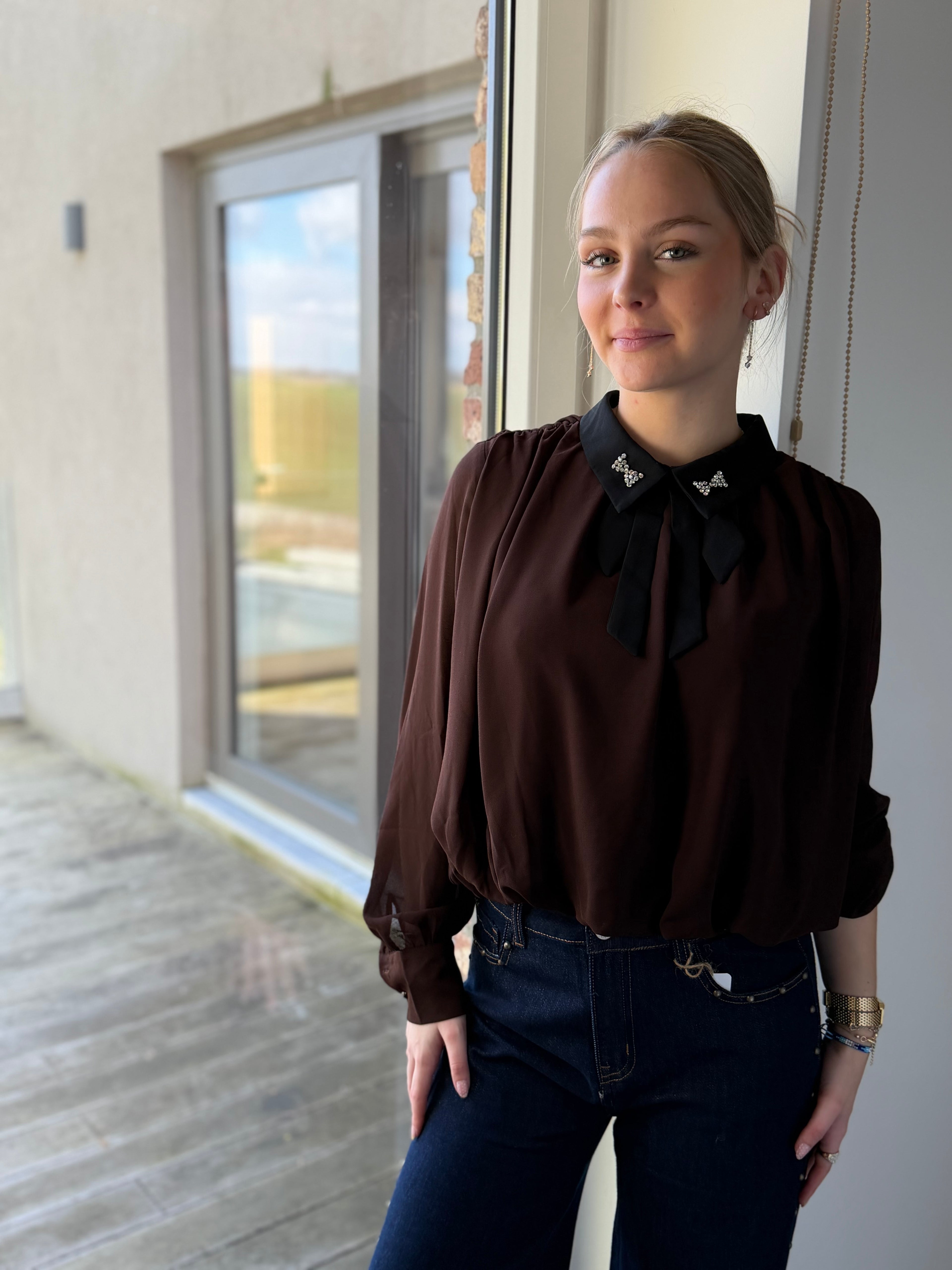 Chemise brune nœud strass