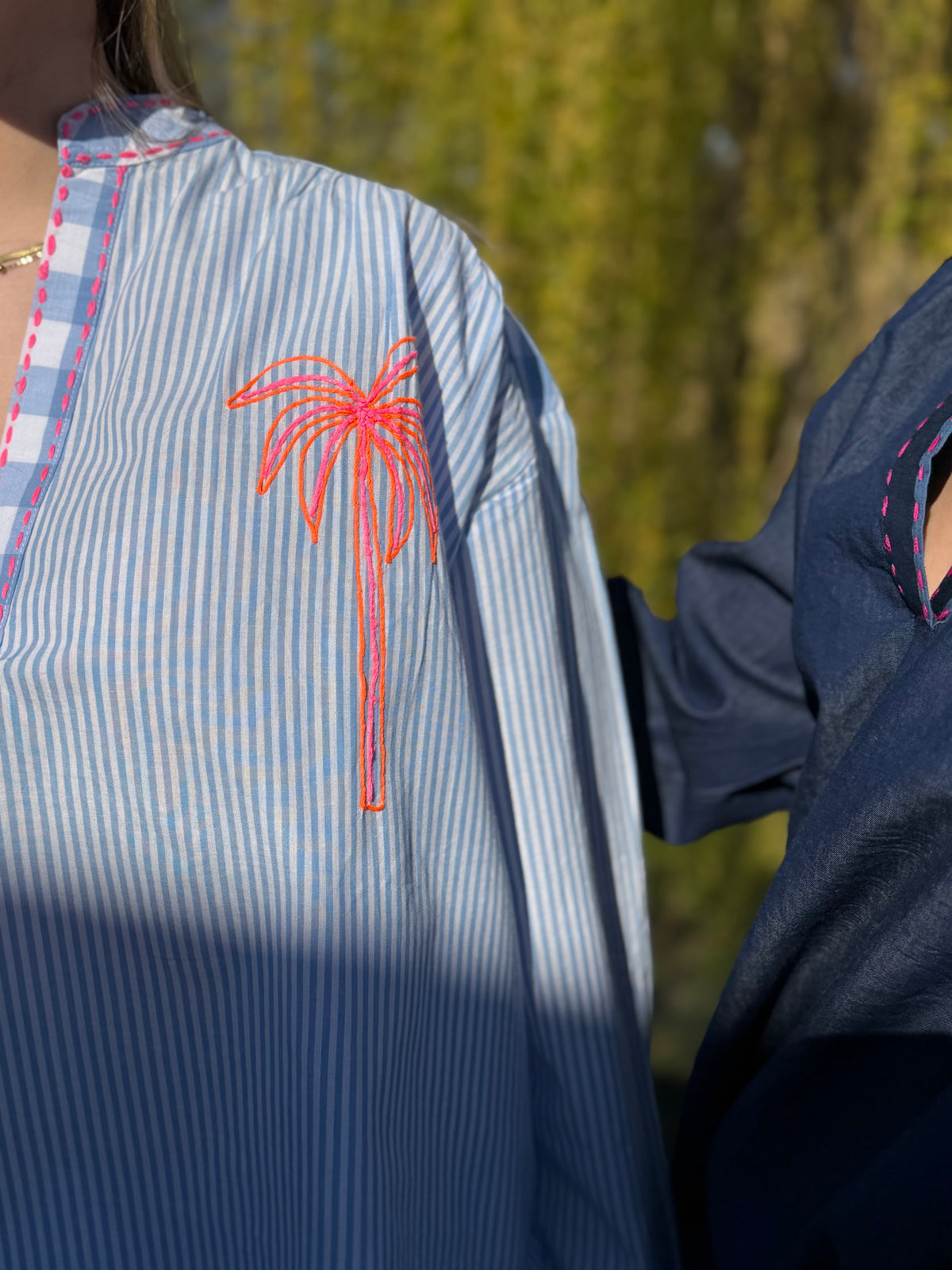 Chemise lignée bleue brodée palmier arc-en-ciel (2)