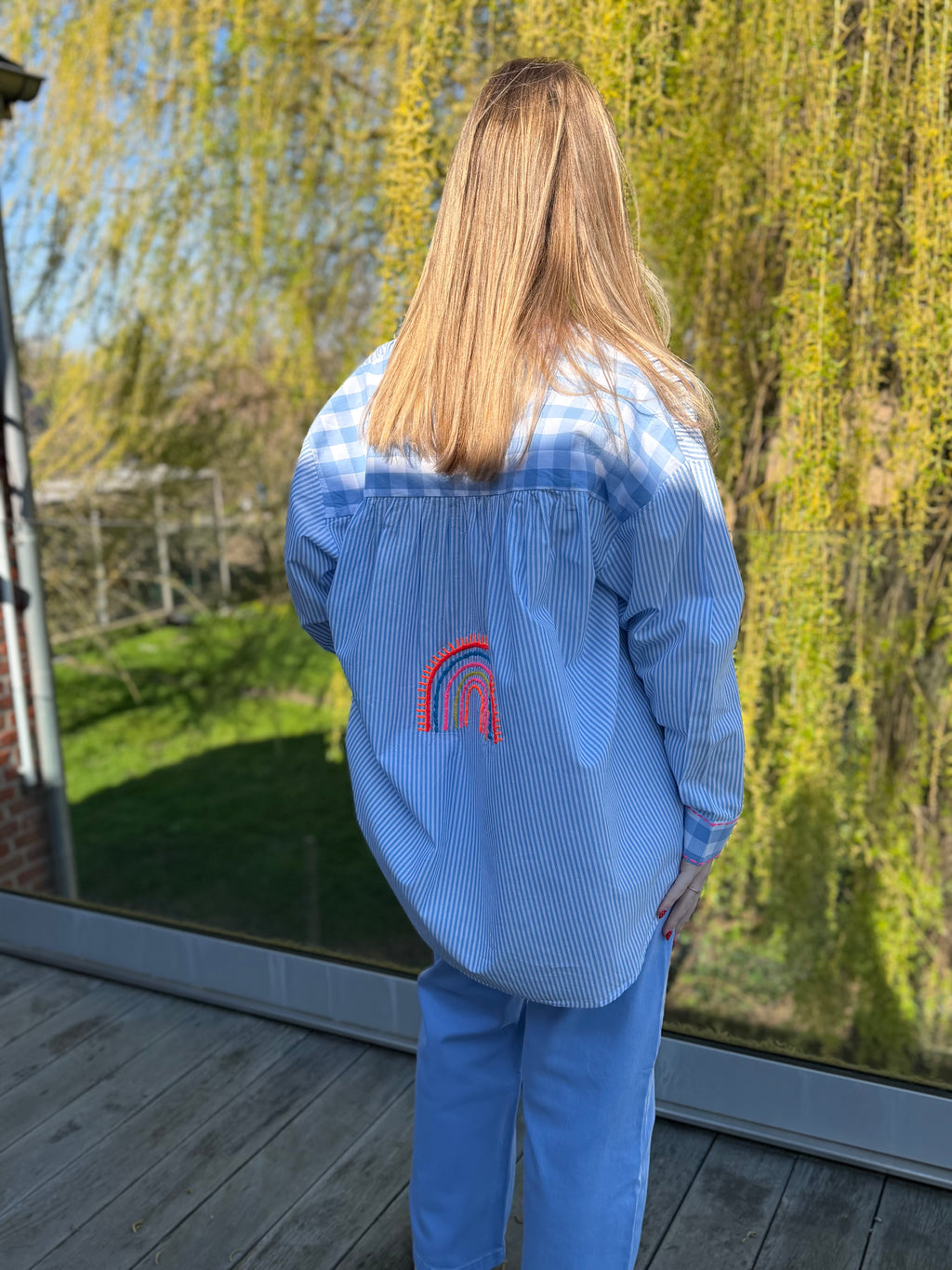 Chemise lignée bleue brodée palmier arc-en-ciel (3)