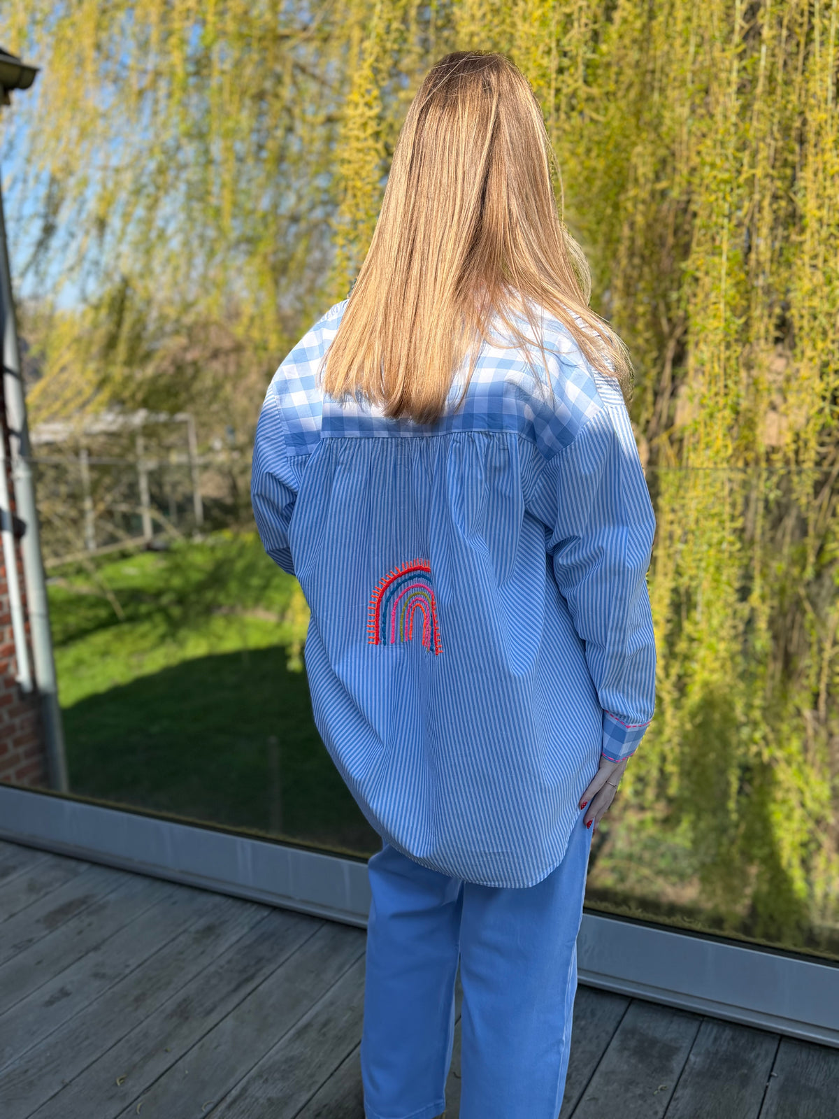 Chemise lignée bleue brodée palmier arc-en-ciel (3)