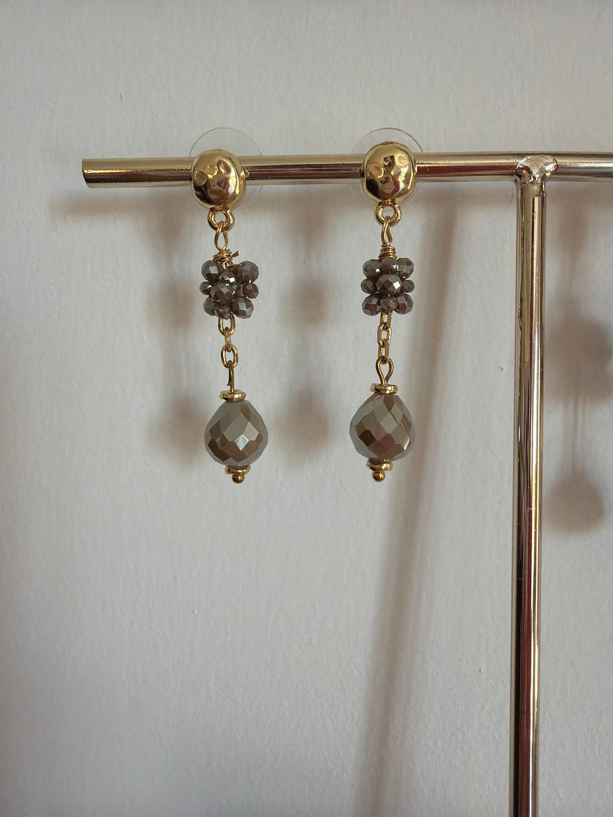 Boucles d’oreilles en perles délicates  – Taupe