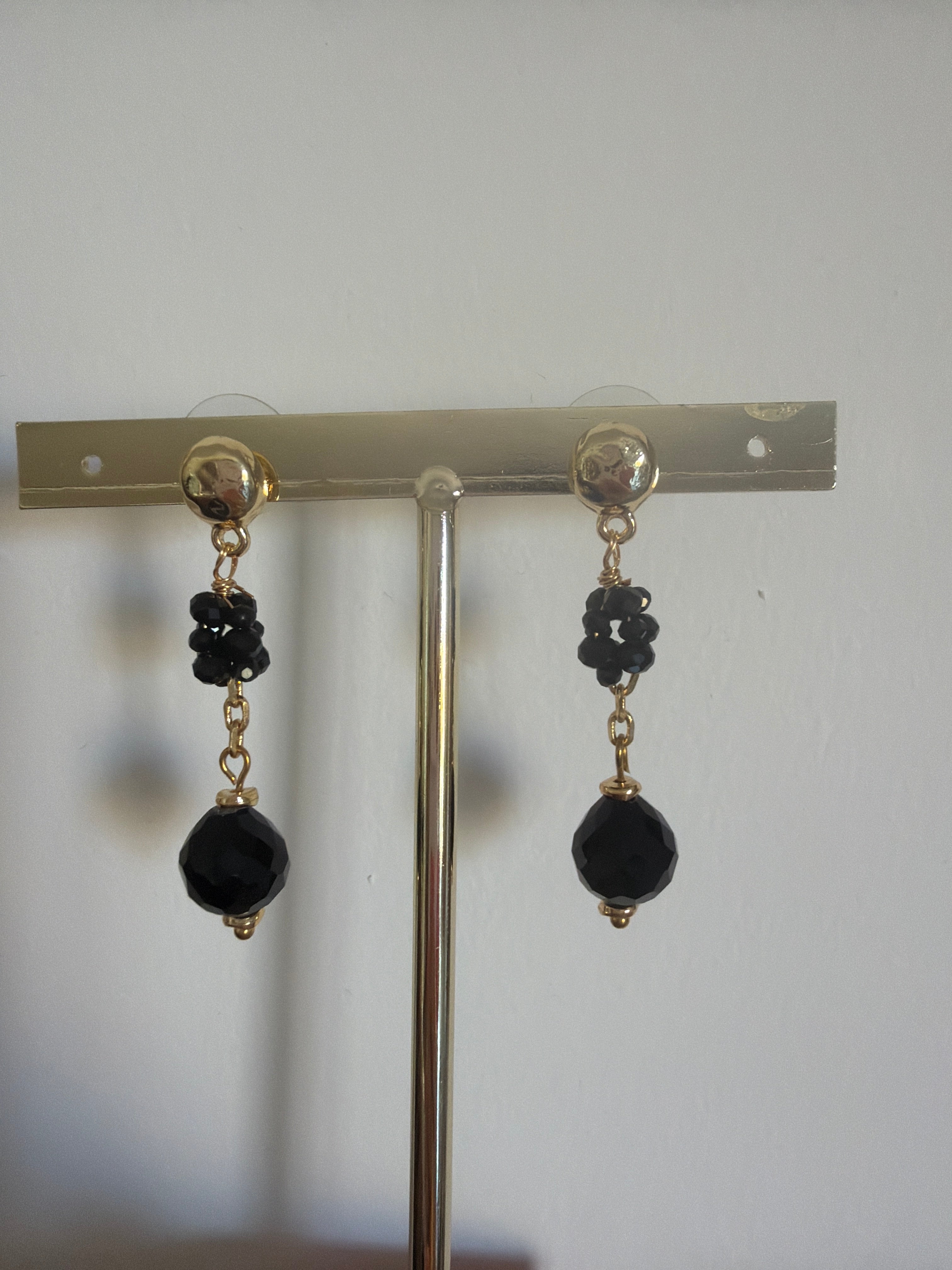 Boucles d’oreilles en perles délicates  – Noir