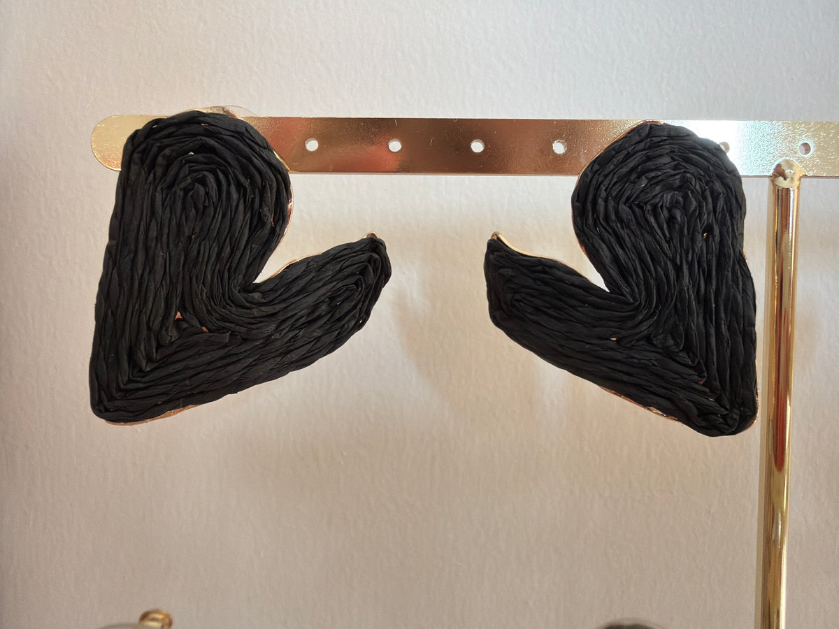 Boucles d’oreilles raffia cœur noir