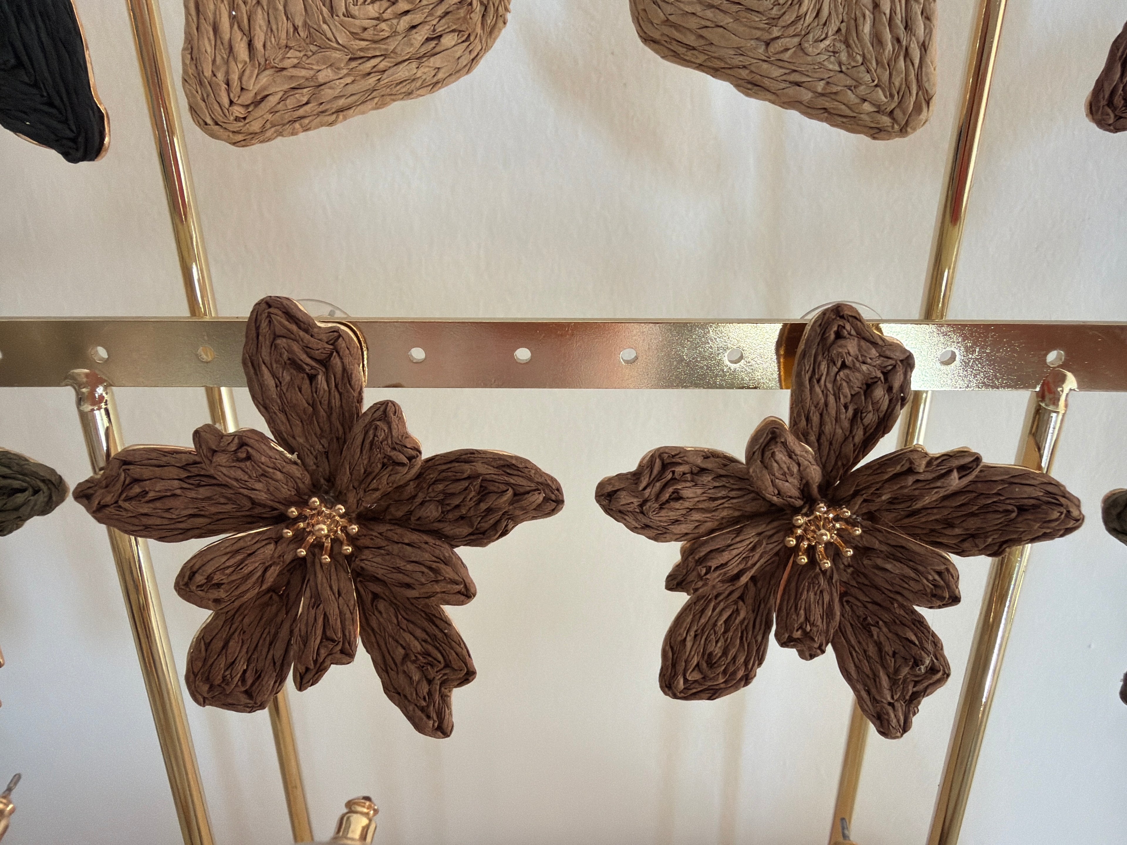 Boucles d’oreilles raffia fleur brun