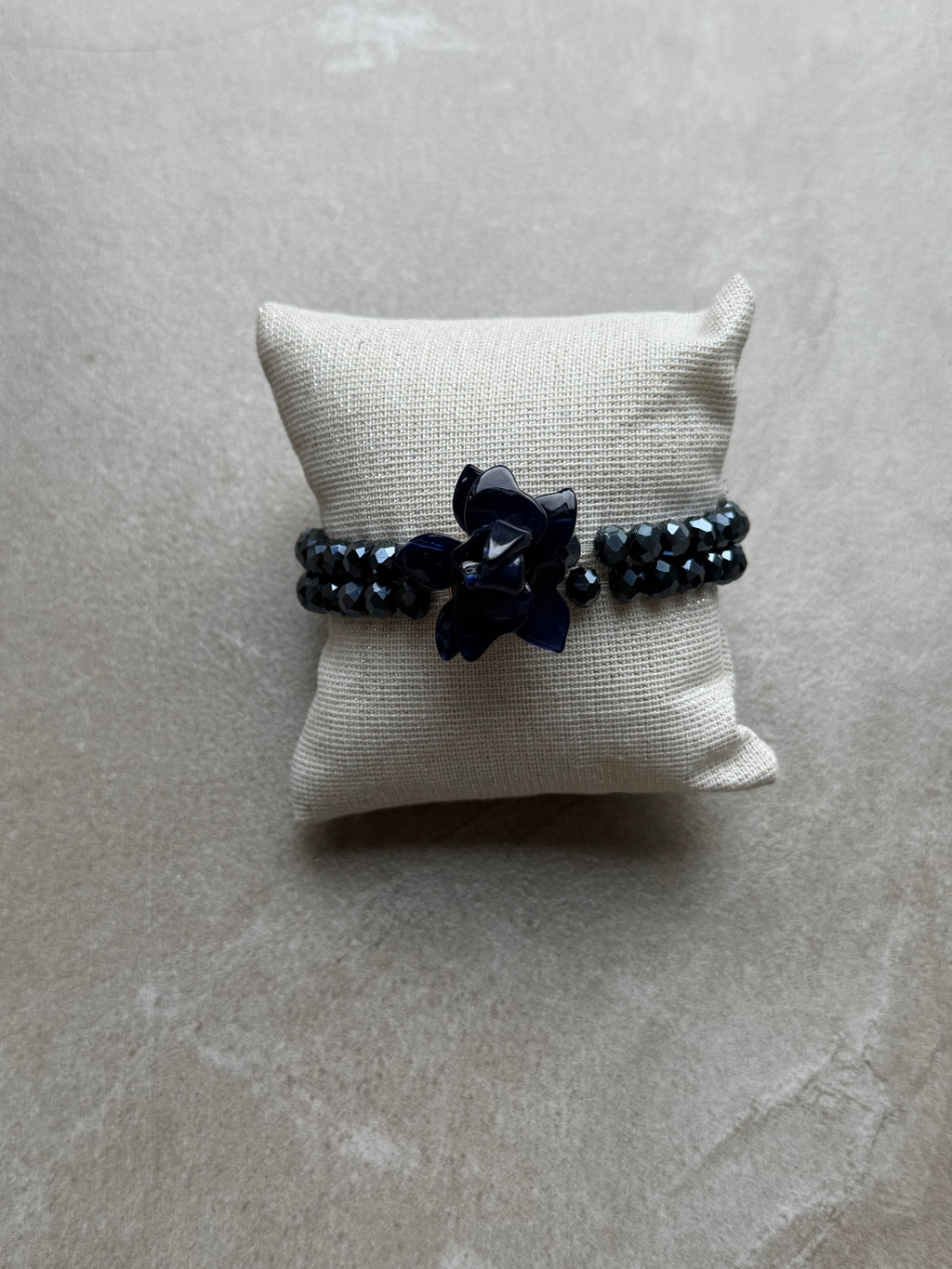 Bracelet en perles avec fleur – Bleu