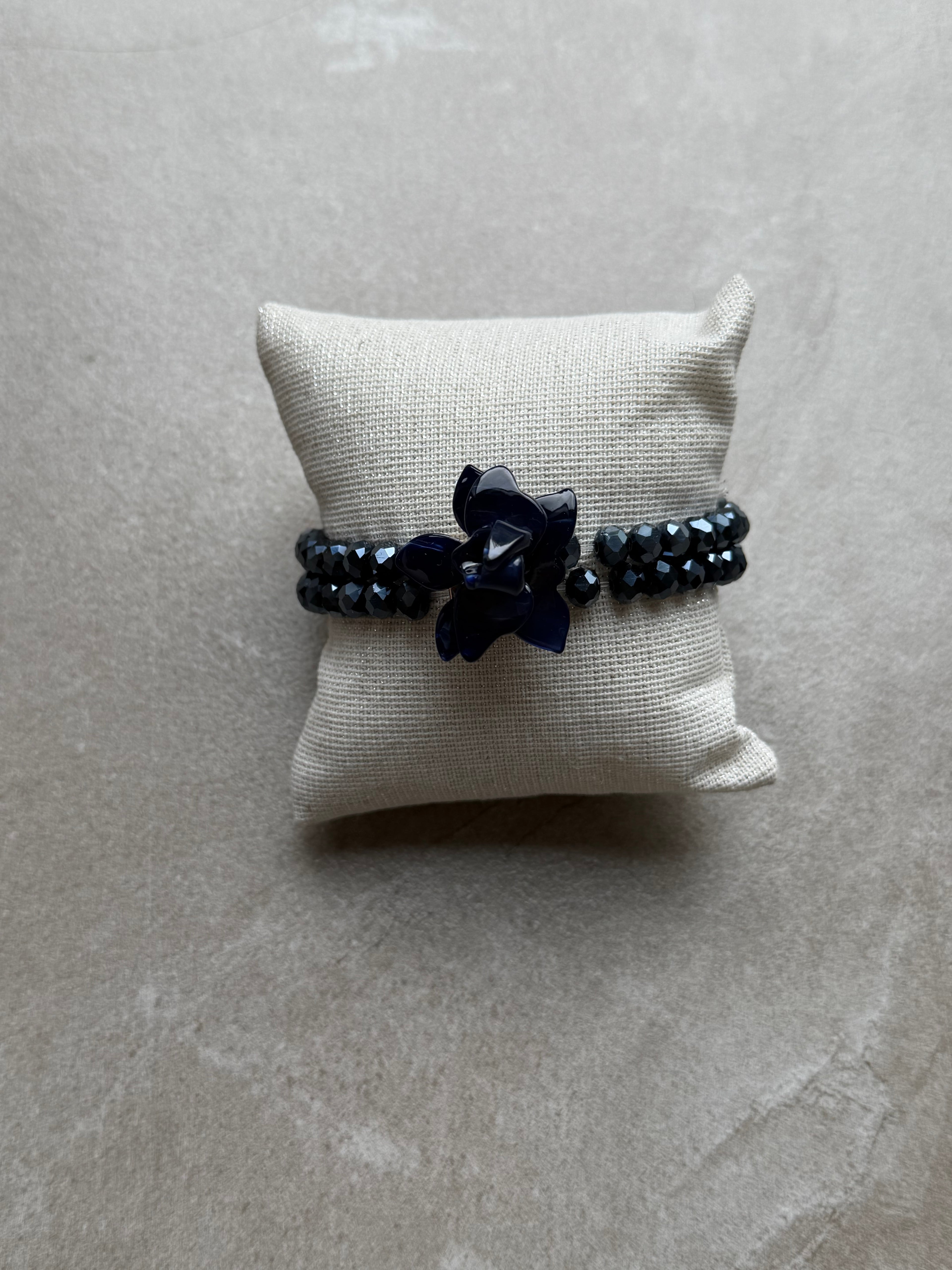 Bracelet en perles avec fleur – Bleu