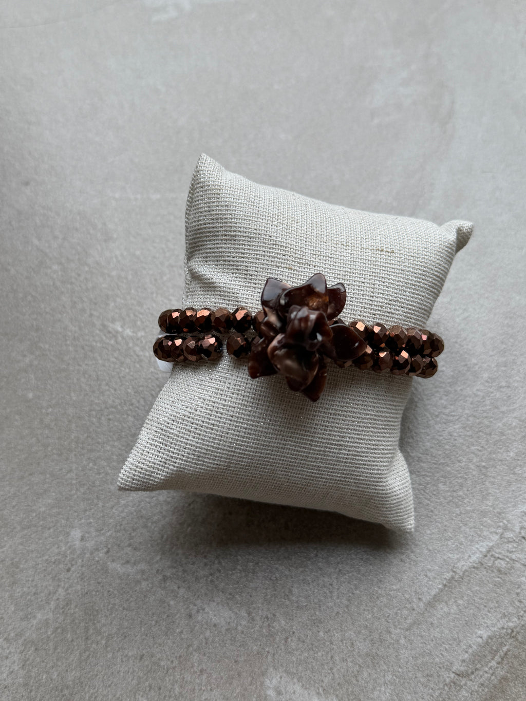 Bracelet en perles avec fleur – Marron