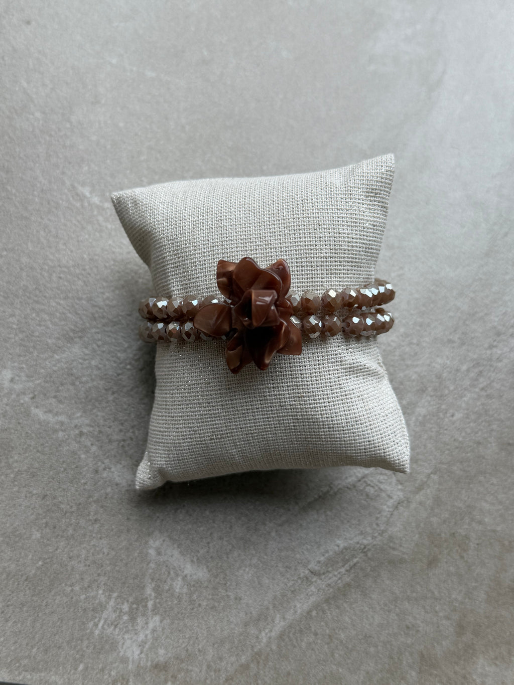 Bracelet en perles avec fleur – Caramel
