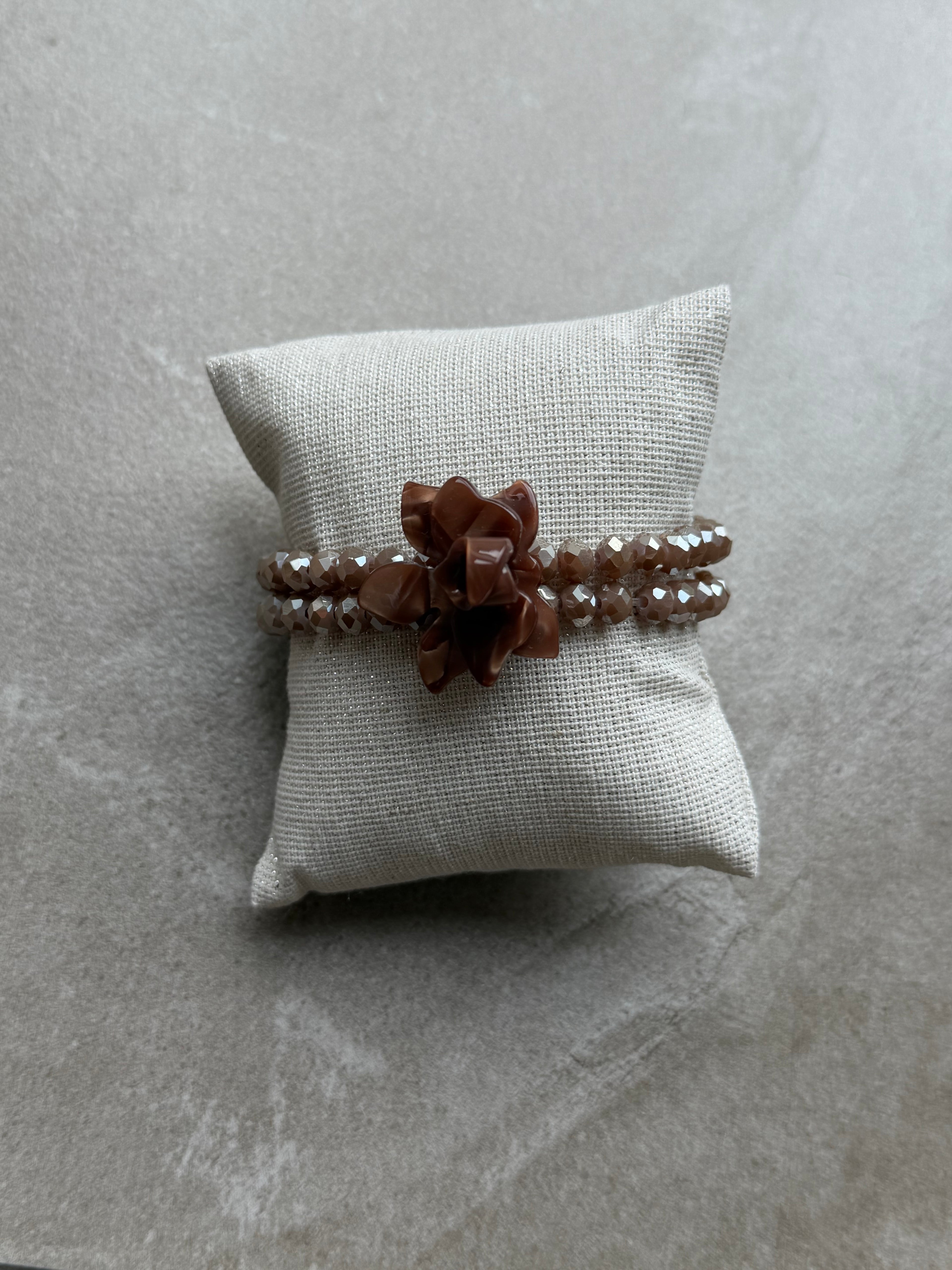Bracelet en perles avec fleur – Caramel