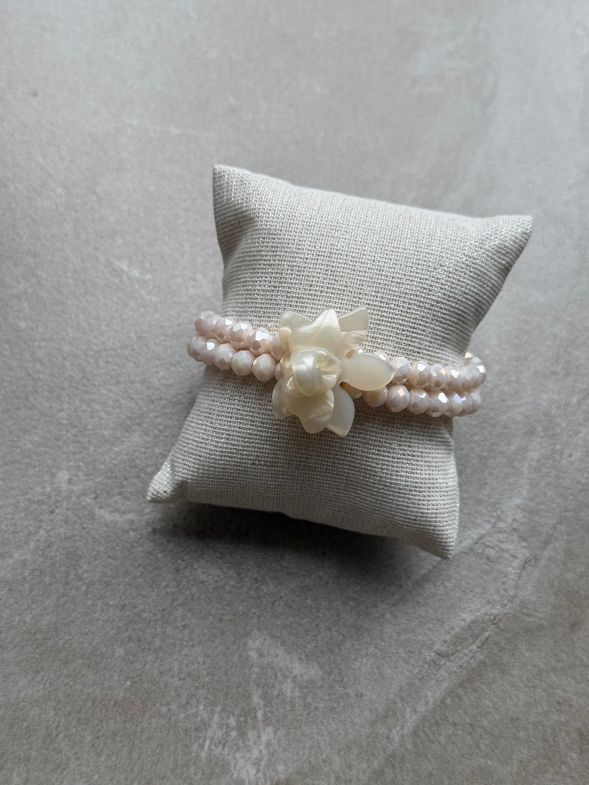 Bracelet en perles avec fleur – Ecru